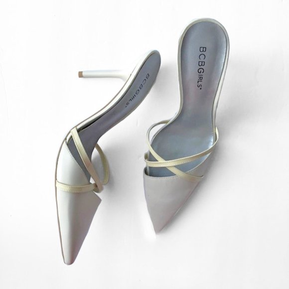 Vintage BCBGirls Cream Pointy Toe Mules - Picture 2 of 6